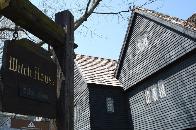 1692 Salem Night Walking Tour - Visiting about a dozen spooky Salem sites, without turning it into chaos