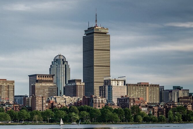 Best Of Boston: Harvard, MIT, Harbor Cruise Small Group Day Trip - Harbor Cruise versus winter lobster lunch: how the season changes the payoff