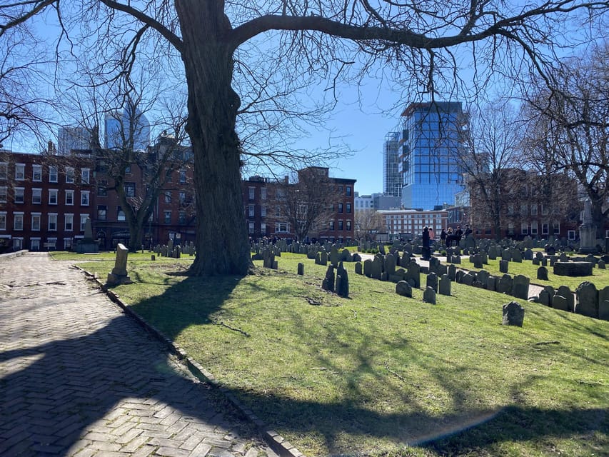 Boston: Freedom Trail Guided Walking Tour in French - The full Freedom Trail blend: 16 sites plus sculptures and memorials
