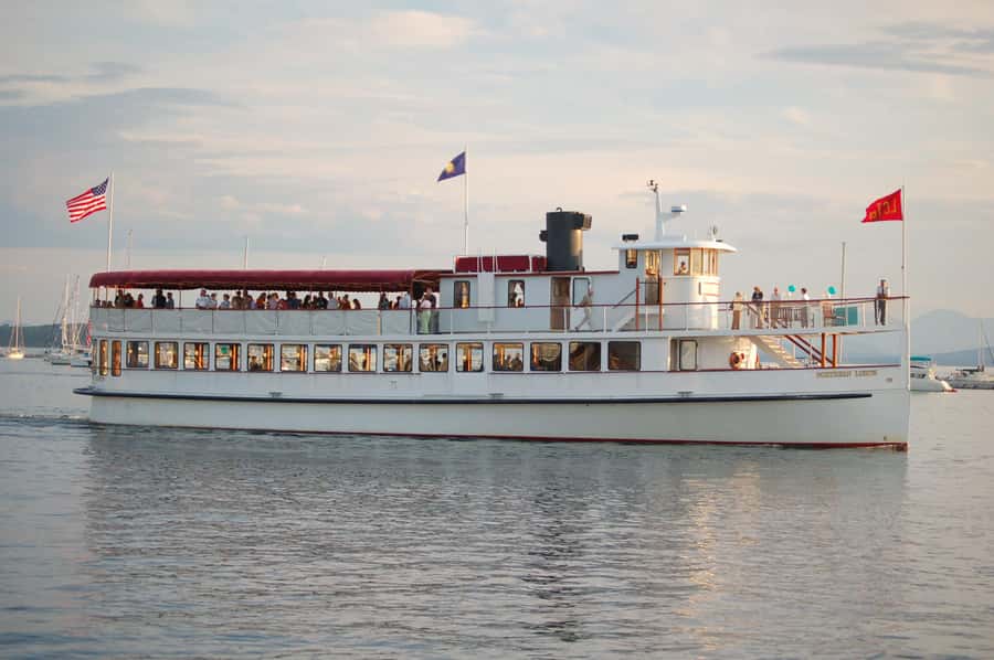 Boston Harbor Fall Foliage Weekend Brunch Cruise - Fall foliage from the water: best views and best photo spots