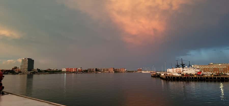 Boston Harbor: Full Moon Cruise with Champagne Option - Under the Logan Flight Path: Noise and View Tradeoffs