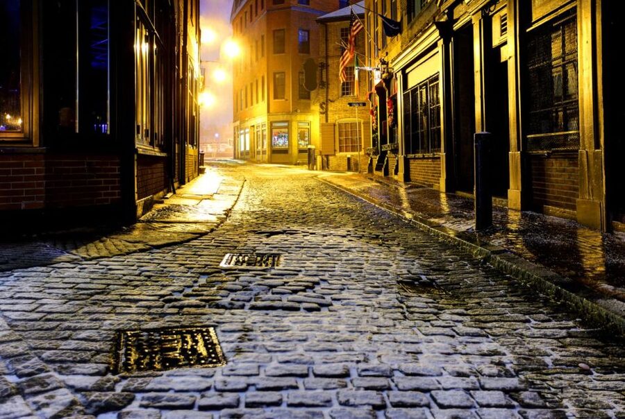 Boston: Haunted Pub Crawl of Historic Pubs and Taverns - Start Point at Faneuil Hall: Easy to Find, Easy to Orient