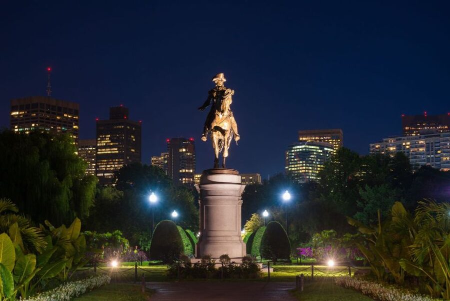 Boston: Haunted Pub Crawl of Historic Pubs and Taverns - Guides and Storytelling Styles: Why Reviews Keep Naming People