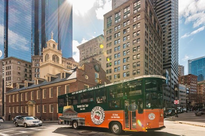 Boston Hop-On Hop-Off Trolley Tour with 13 Stops - Stop 1 and 2: Aquarium area, Faneuil Hall, and the North End mood