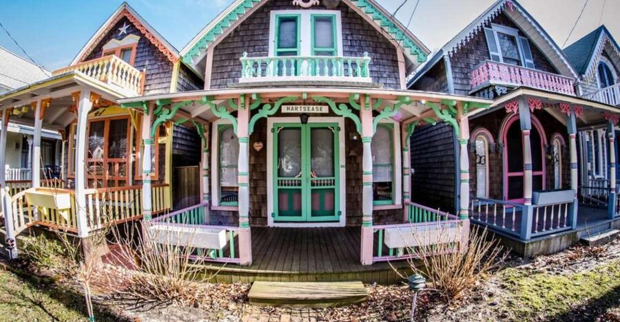 Boston: Martha's Vineyard Day Trip with Optional Island Tour - Oak Bluffs Gingerbread Cottages and Edgartown Shops, The Day’s Best “First Look”