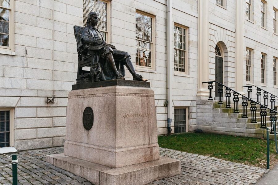 Cambridge: Harvard University Student-Guided Walking Tour - Harvard Square to Harvard Yard: finding the start fast