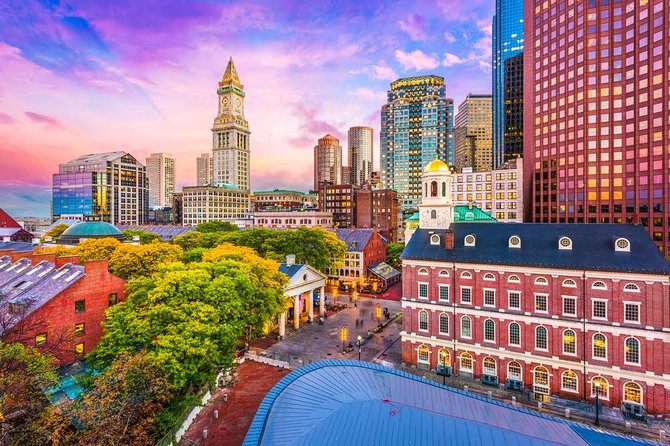 Freedom Trail walking tour in Boston (USA) - Stop 2 and 3: Massachusetts State House, then the Granary Burying Ground shade