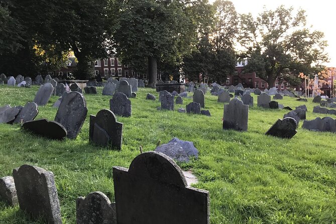 Ghosts and Gravestones Boston Nightwalk - The real show: costumed guides in character