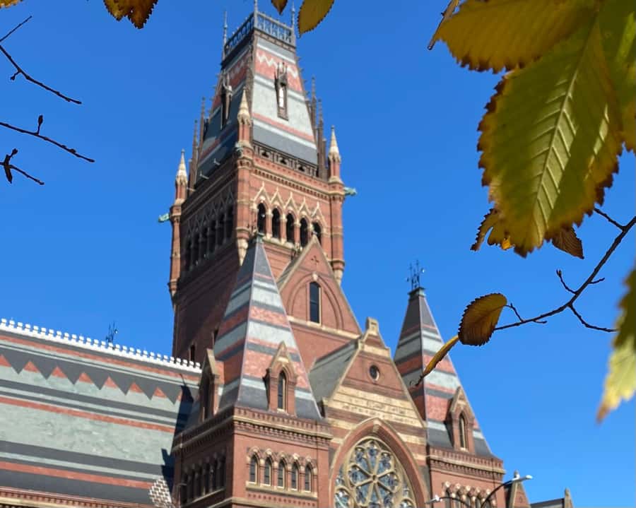 Harvard: America's oldest university - walking tour in French - Widener Library mysteries, explained from the outside