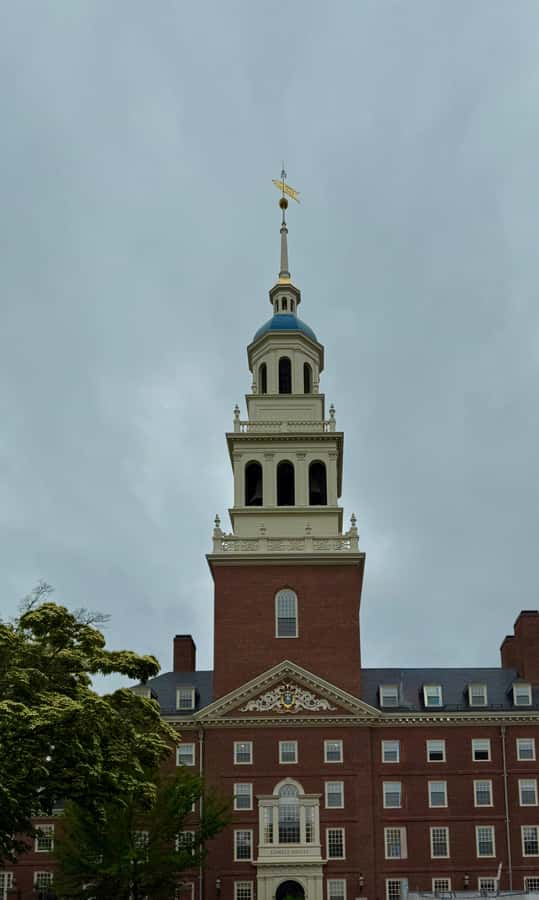 Harvard: America's oldest university - walking tour in French - Iconic campus exteriors and the Harvard neighborhood vibe