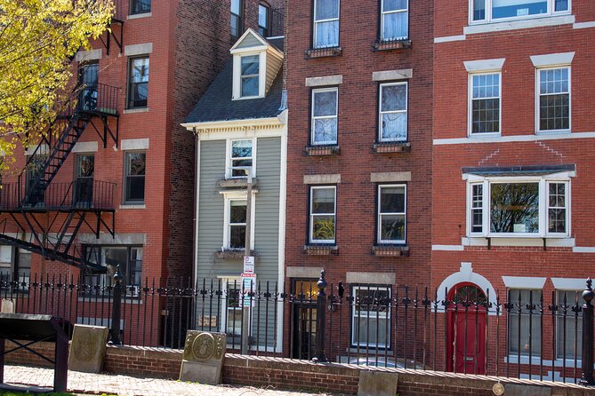 Highlights and History of Boston: GPS Guided Audio Tour - The Irish Great Famine waypoint and why it matters on this route