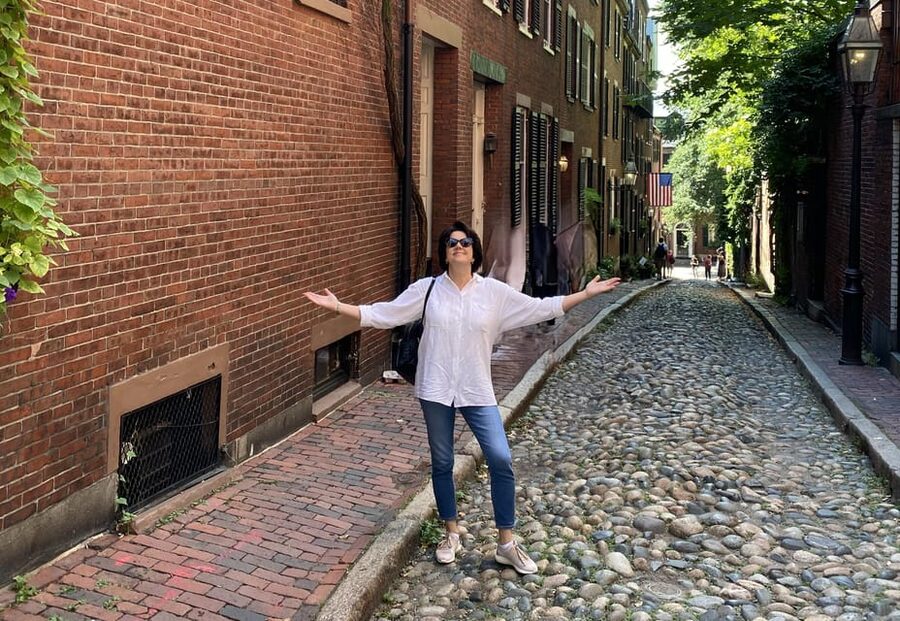 Old Boston: Beacon Hill & Back Bay Walking Tour in French - Where the tour begins at the Boston Foundation Monument