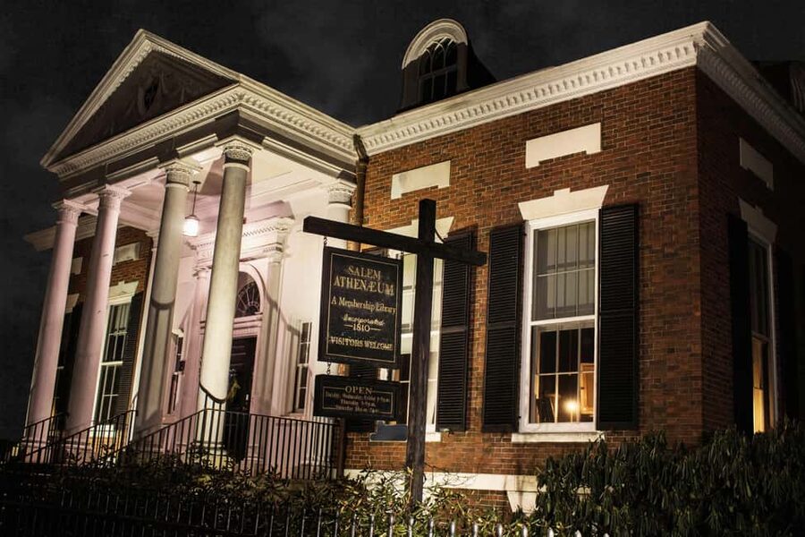 Salem Ghost Tours: Witches & Wicked Whispers - Meeting point, lantern, and how the tour starts on time