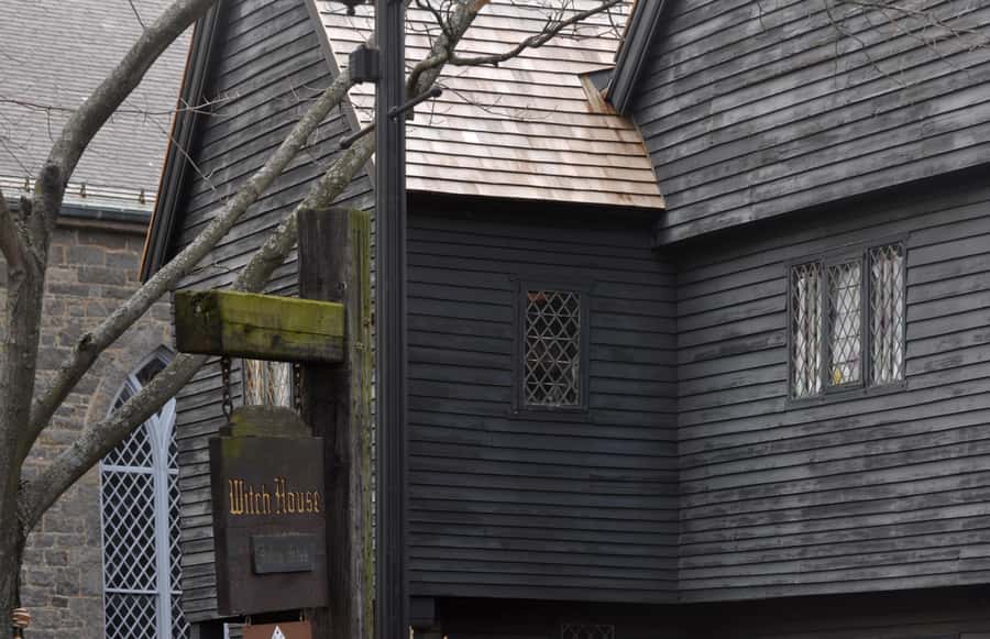 Salem: Ghosts of Salem Walking Tour - Old Burying Point Cemetery: the oldest cemetery stop in the country
