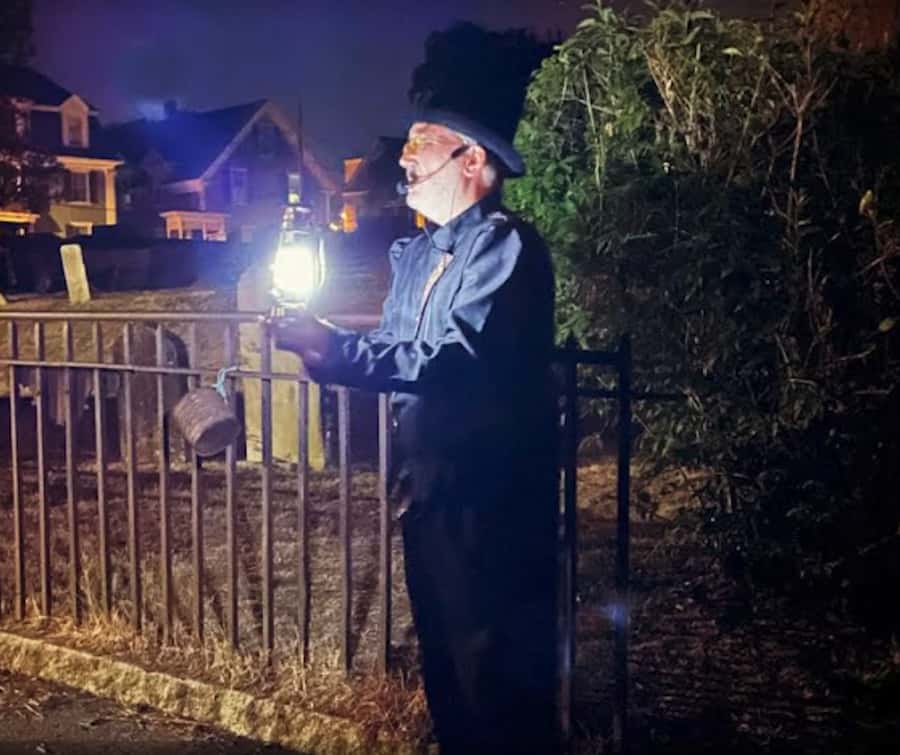 Salem: Haunted Footsteps Ghost Tour - Meeting at the Custom House and How the Tour Really Starts