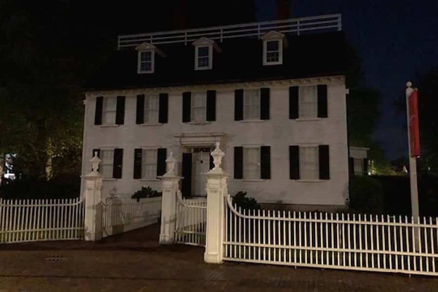 Salem: Hocus Pocus Movies and More Tour - Spotting Hocus Pocus, Bewitched, and the Rest of the Favorites