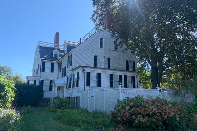 Self-Guided Smartphone Ghost Walking Tour in Salem - Where it shines, and where it might not fit